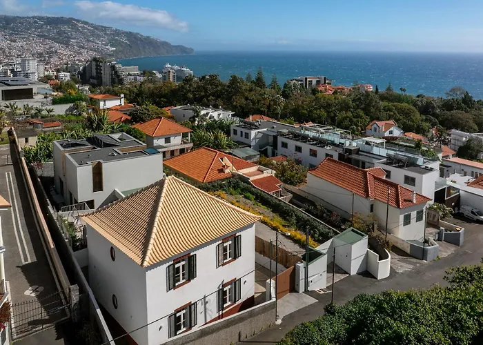 Traditional House Cozy 3-bedroom House *