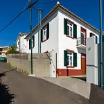 Semesterbostad Traditional House Cozy 3-bedroom House