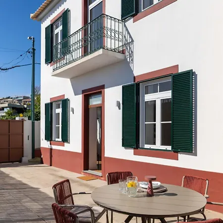 Traditional House By An Island Φουνκάλ