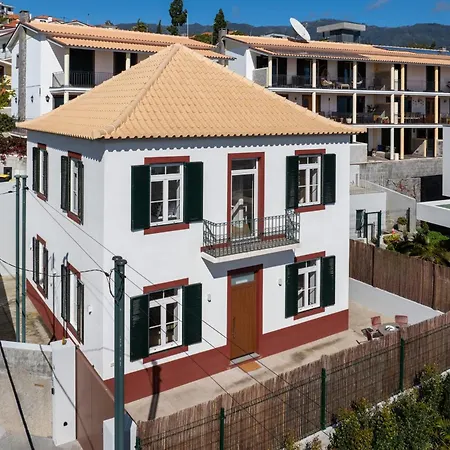Traditional House Cozy 3-bedroom House Дом отдыха Фуншал