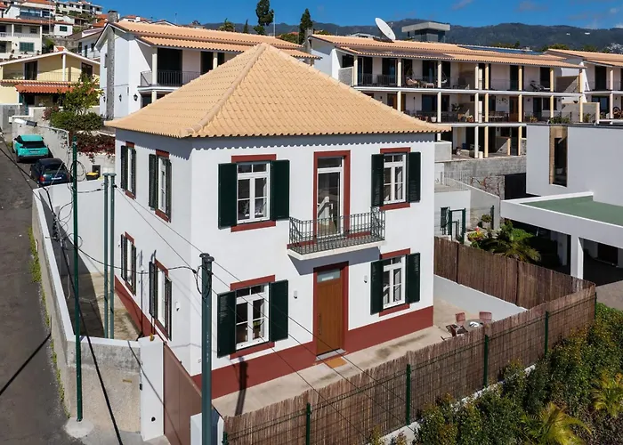Traditional House Cozy 3-bedroom House Дом отдыха Фуншал