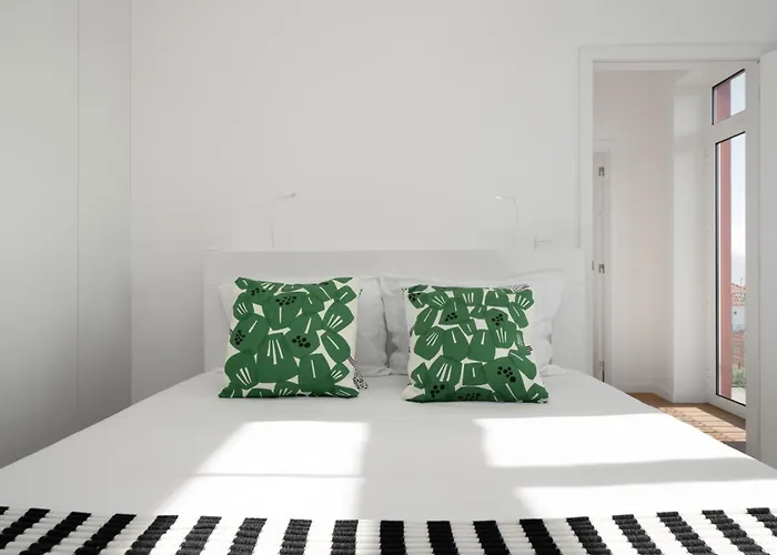 Traditional House Cozy 3-bedroom House Фуншал